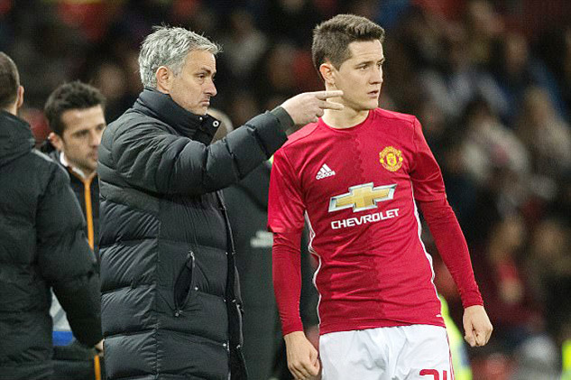 Lý do bất ngờ Mourinho đày đọa Herrera ở MU