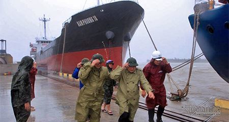 Tâm bão vào Hà Tĩnh-Quảng Bình, gió giật cấp 15