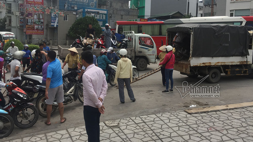 Gió giật cực mạnh, cấm xe máy qua cầu Bãi Cháy