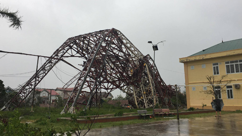 'Siêu bão' quật gãy tháp truyền hình cao 100m ở Hà Tĩnh