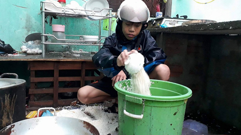 'Siêu bão' tàn phá miền Trung tan hoang, 6 người chết