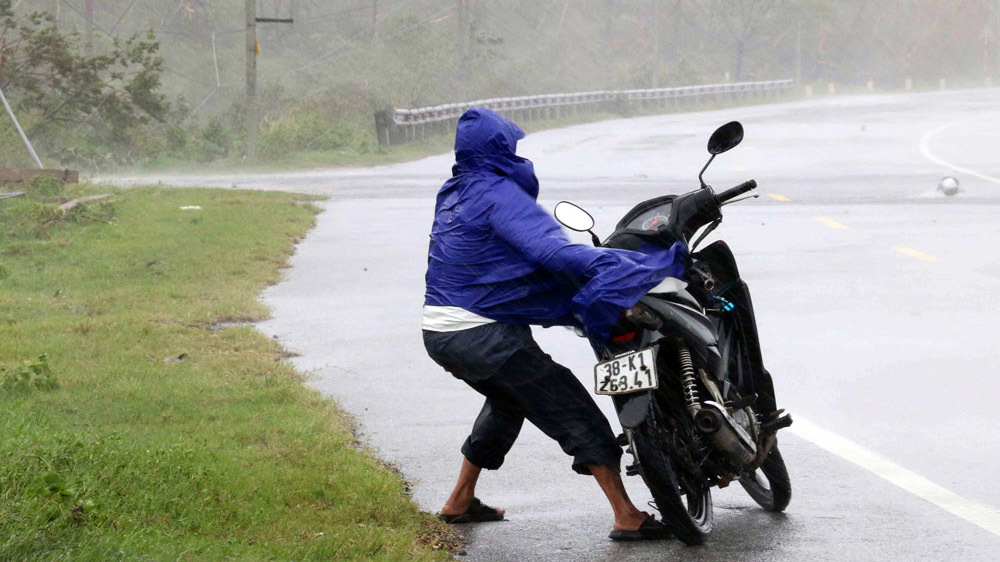 10 tiếng giáp mặt mắt ‘siêu bão’ tại Vũng Áng