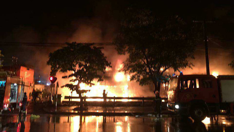 Siêu thị cháy rực trong đêm mưa trên phố Hà Nội