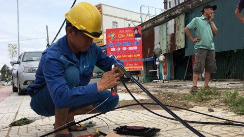 Cột điện ngã như rạ, Hà Tĩnh mất điện khắp nơi