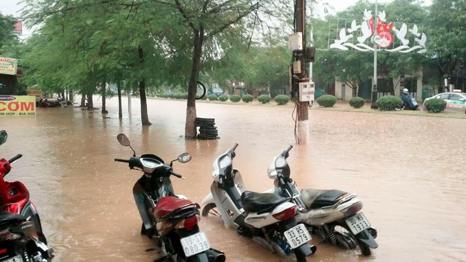 Mưa tầm tã, nhiều đường phố ngập mênh mông