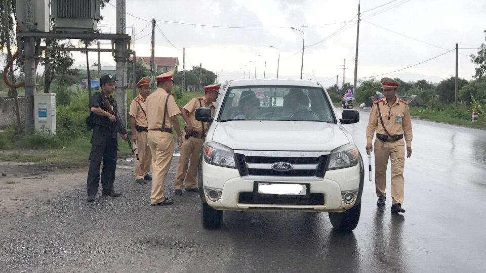 CSGT Quảng Ninh kiểm tra từng ô tô, truy tìm 2 tử tù
