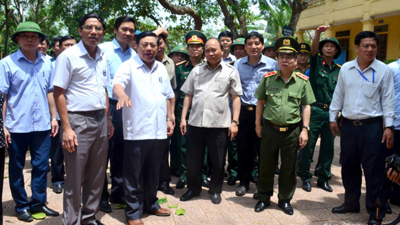 Thủ tướng kiểm tra công tác khắc phục hậu quả bão số 10 tại Cửa Lò