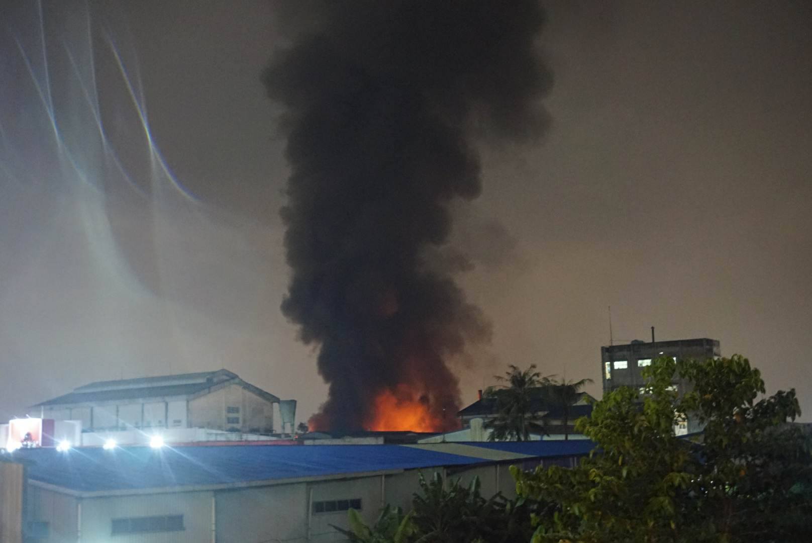Cháy lớn tại Khu công nghiệp Tân Bình