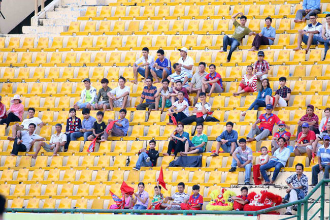 V-League sống mòn: Ai làm khán giả quay lưng?