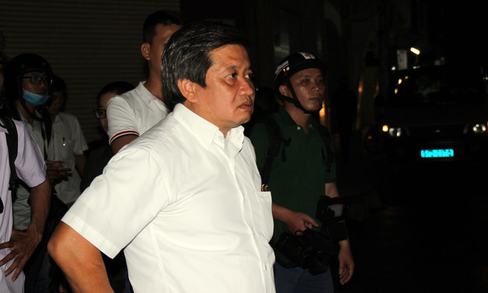 Ông Đoàn Ngọc Hải đội mưa dẹp vỉa hè, đề xuất hạ chức chủ tịch phường