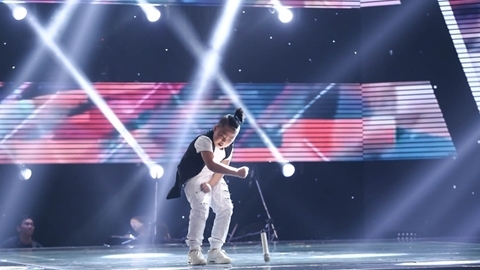 cậu bé “búi tóc” Quốc Thái hát tiếng Anh khiến 4 HLV “lao” lên sân khấu tranh giành