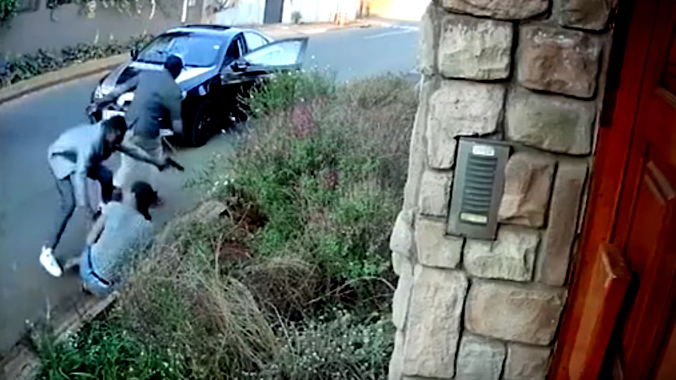 Nữ sinh đương đầu với toán cướp có súng gây kinh ngạc