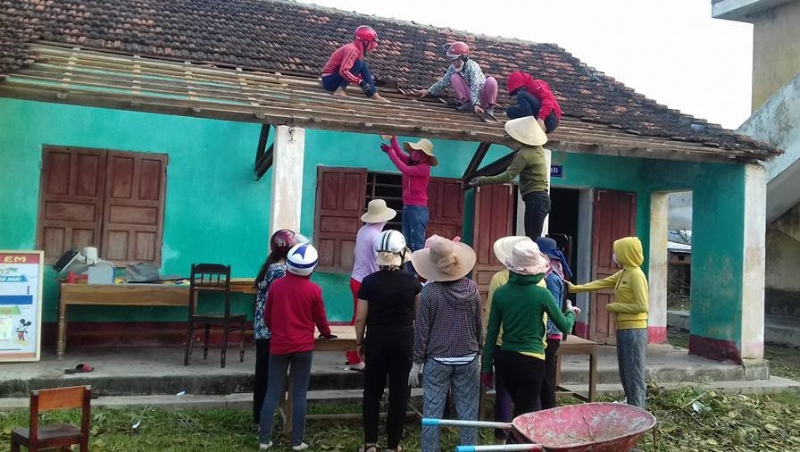 Cô giáo leo mái, lợp ngói trường học sau bão