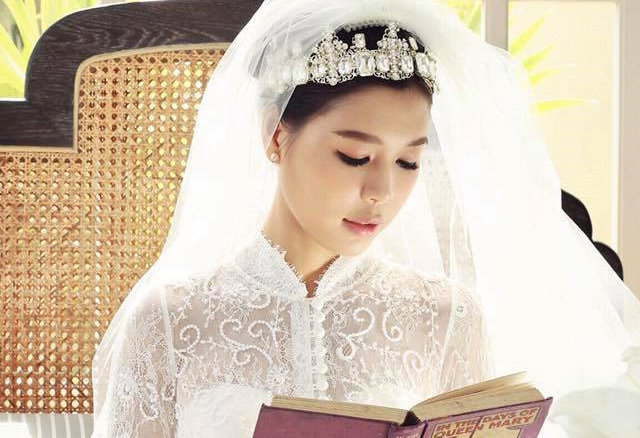 Cô dâu của BTV Quang Minh là nhà văn xinh đẹp viết chuyện tình