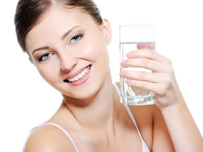 7 lợi ích đáng ngạc nhiên của việc uống nước ấm buổi sáng