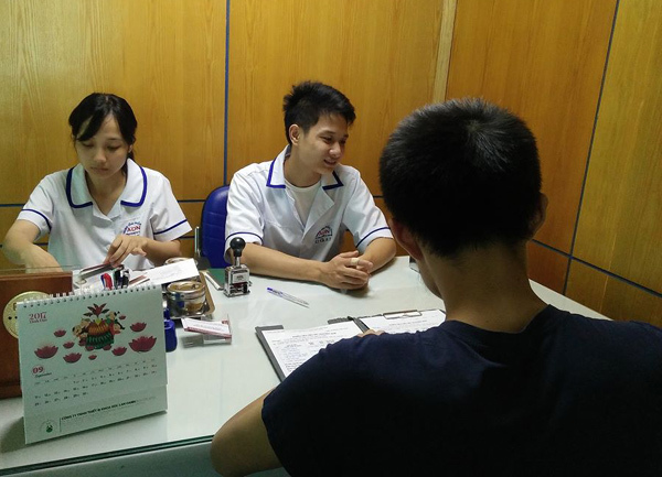Bị vợ lừa suốt 20 năm, thầy giáo bật khóc trong phòng xét nghiệm ADN
