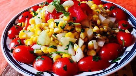 Mẹo giảm cân nhẹ nhàng với salad ngô và cá kho nước tương