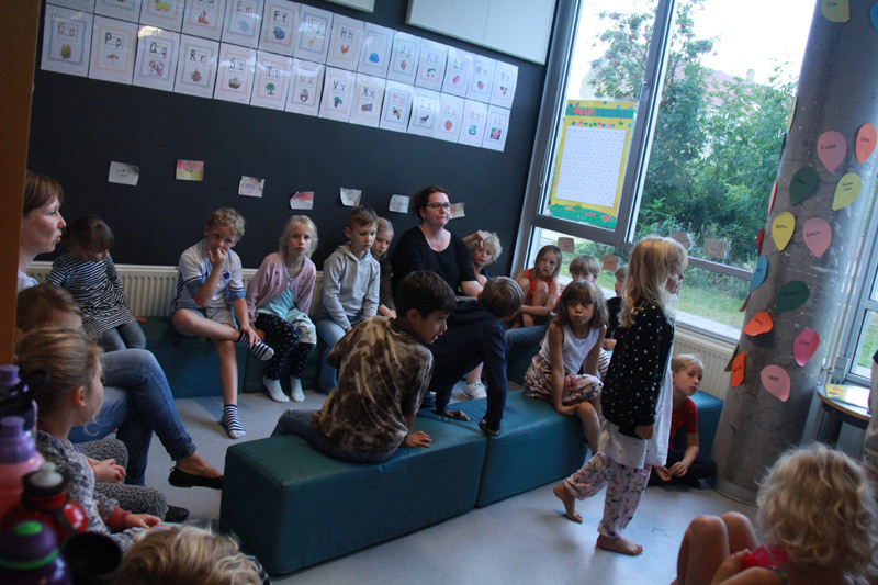 Thăm trường học không so sánh điểm, học sinh ra vào lớp thoải mái