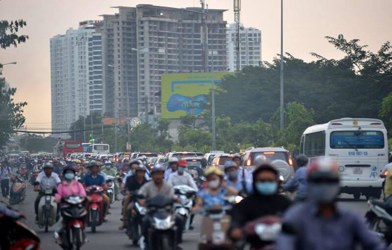 Vô tư nhồi nhét cao ốc gây tắc đường vì thiếu luật