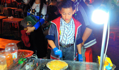 Cậu bé nổi tiếng khắp chợ Đà Lạt vì nướng bánh tráng cực chuyên nghiệp