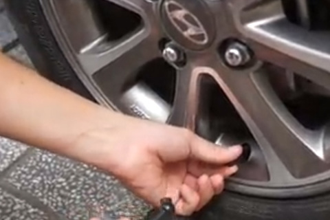 Hướng dẫn cách kiểm tra lốp, châm nước rửa kính xe ô tô