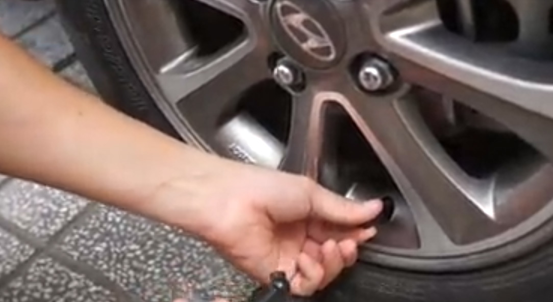 Hướng dẫn cách kiểm tra lốp, châm nước rửa kính xe ô tô