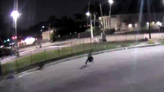 Thiếu nữ đi bộ trên phố đêm bị cướp đè xuống đường giật túi