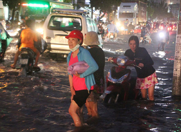 Mưa kết hợp triều cường, đường Sài Gòn ngập nặng