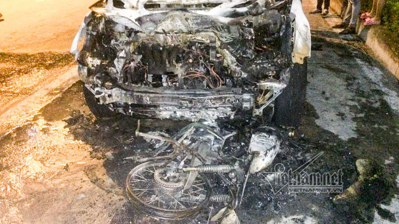 Hà Nội: Xe máy bị ô tô kéo lê, bốc cháy thành than