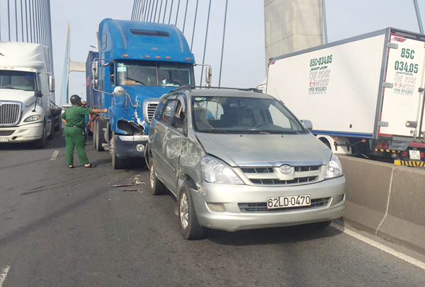 Xe tải gây tai nạn rồi bỏ trốn trên cầu 'tử thần' ở Sài Gòn