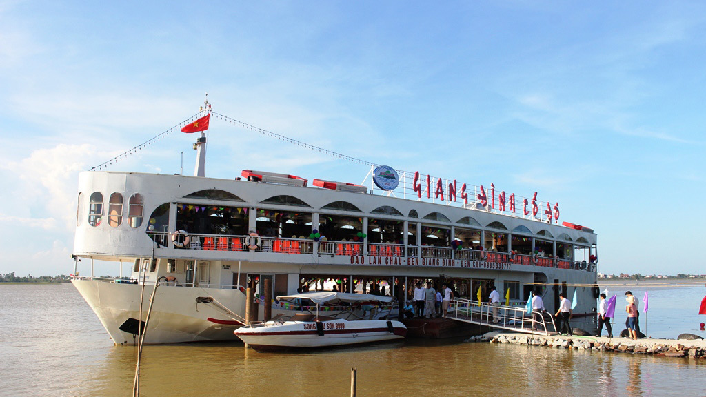 Du thuyền triệu đô hoạt động không phép trên sông Lam