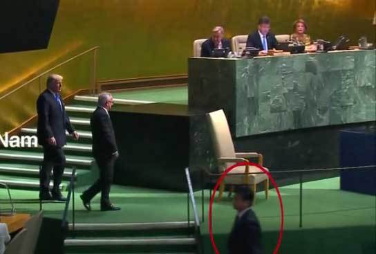 Khoảnh khắc Đại sứ Triều Tiên 'ngó lơ' ông Trump