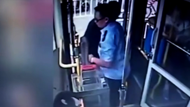 Hành động của tài xế xe buýt khiến triệu người xúc động