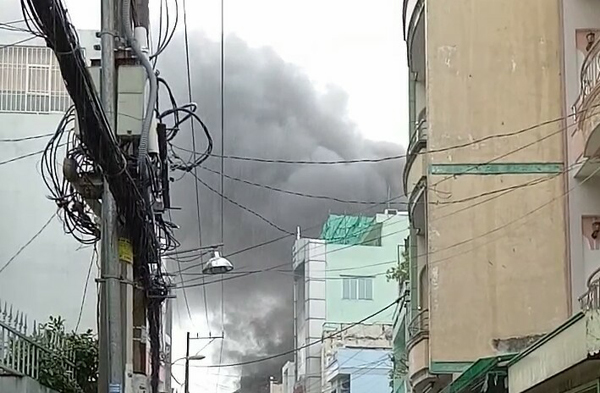 Căn nhà cháy ngùn ngụt ở Sài Gòn nghi bị sét đánh