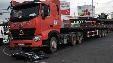 Xe đầu kéo cán chết người phụ nữ giữa trung tâm Cần Thơ