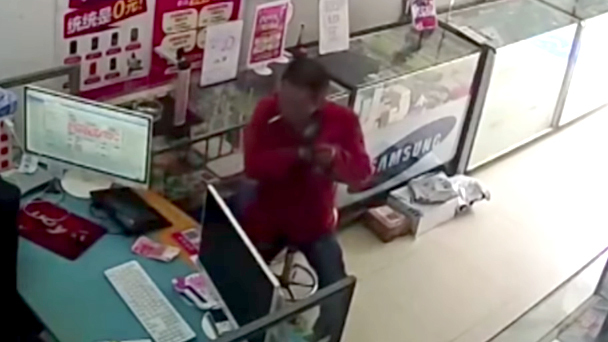 Trộm liền 3 chiếc smartphone, người đàn ông ngơ ngác khi bị bắt