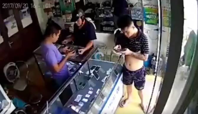 Cướp điện thoại bằng cách tự khen mình đẹp trai