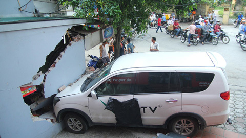 Xế hộp lao vù vù húc đổ ki-ốt ở Hà Nội