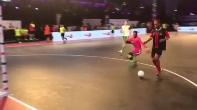 Ronaldinho ghi bàn cực đỉnh trên sân futsal