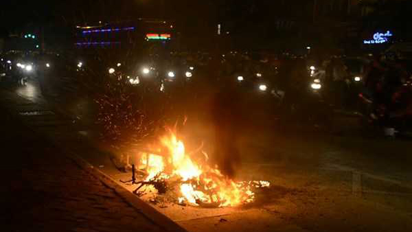 Xe máy bốc cháy thành than trên đường Hà Nội