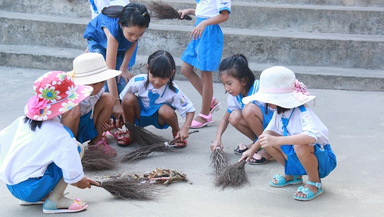 Trò tiểu học cùng nhau dọn trường sau bão