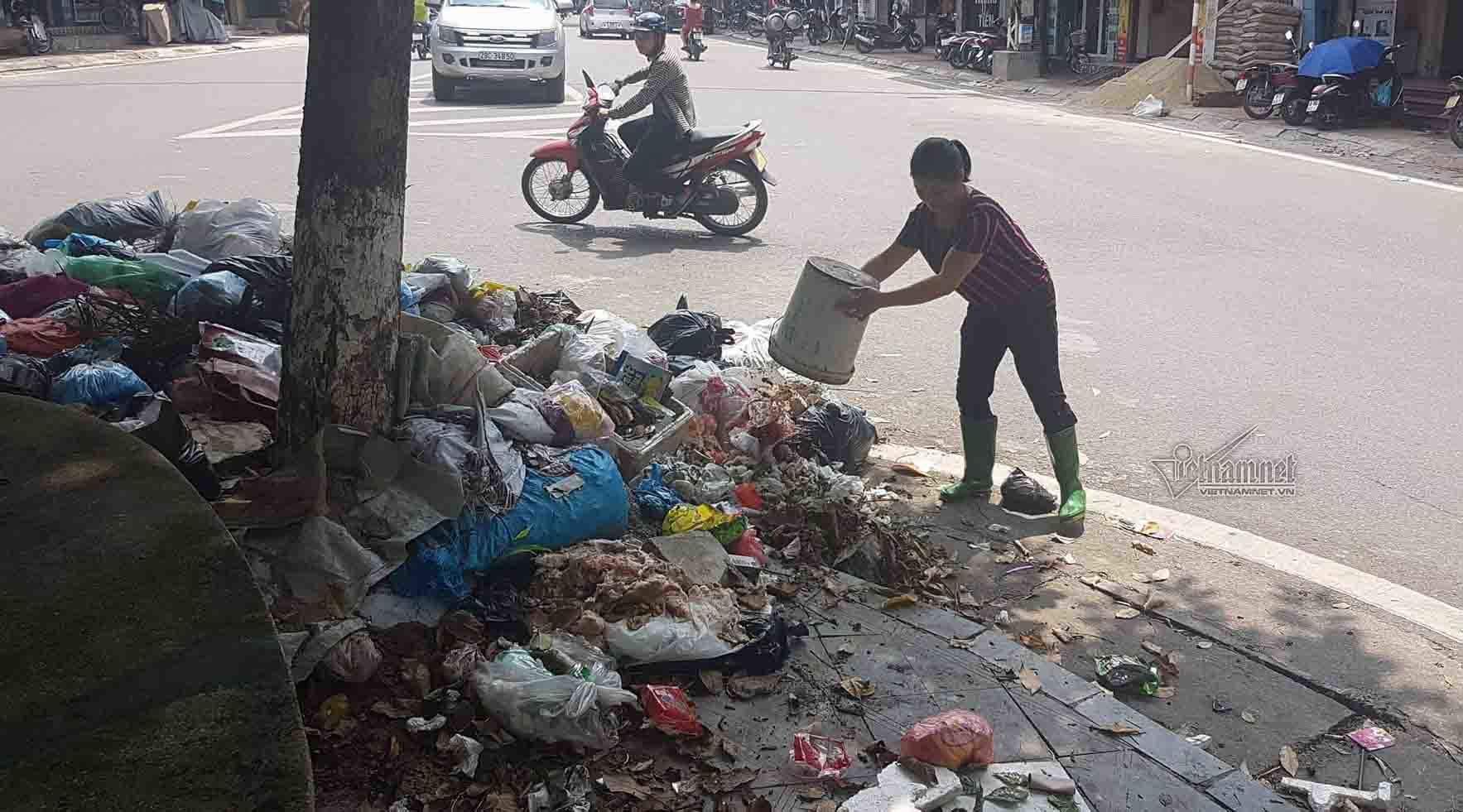 Rác ngập thị xã Sơn Tây, tràn đến cửa trụ sở phường