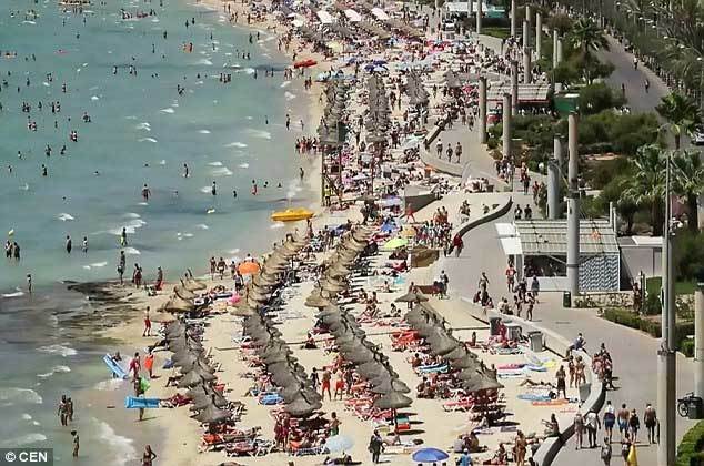 Cảnh tượng ghê người trên bãi biển sau mưa lớn