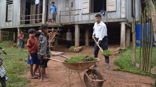 Thầy giáo gần 40 năm “cõng” chữ lên miền ngược