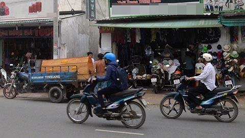 Cha treo cổ, con chết thương tâm trong thùng nước ở miền Tây