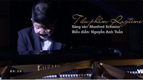 Quốc Tuấn òa khóc xem con đánh đàn