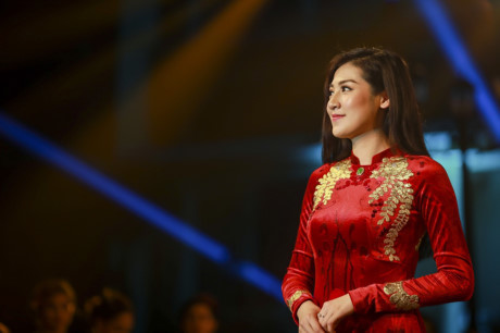 Á hậu Tú Anh mặc áo dài dát vàng hơn 300 triệu