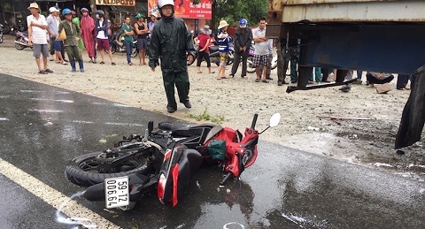 Sinh viên tử vong sau va chạm với xe container