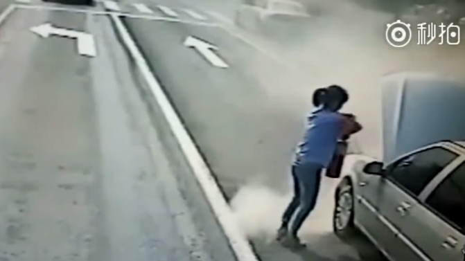 Nữ tài xế bình tĩnh xử lý chiếc ô tô bốc cháy cạnh trạm xăng