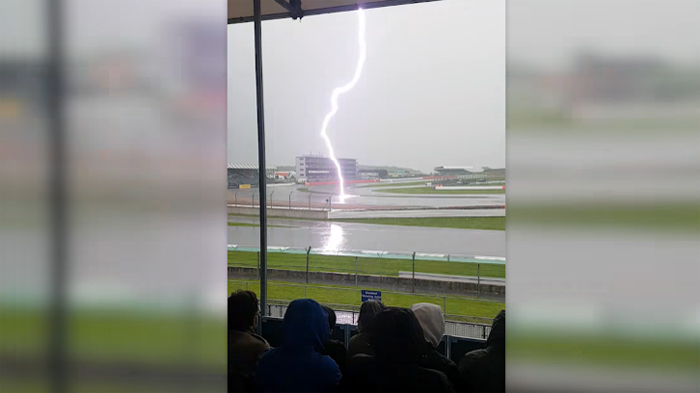 Sốc cảnh tia sét kinh hoàng dội xuống đường đua